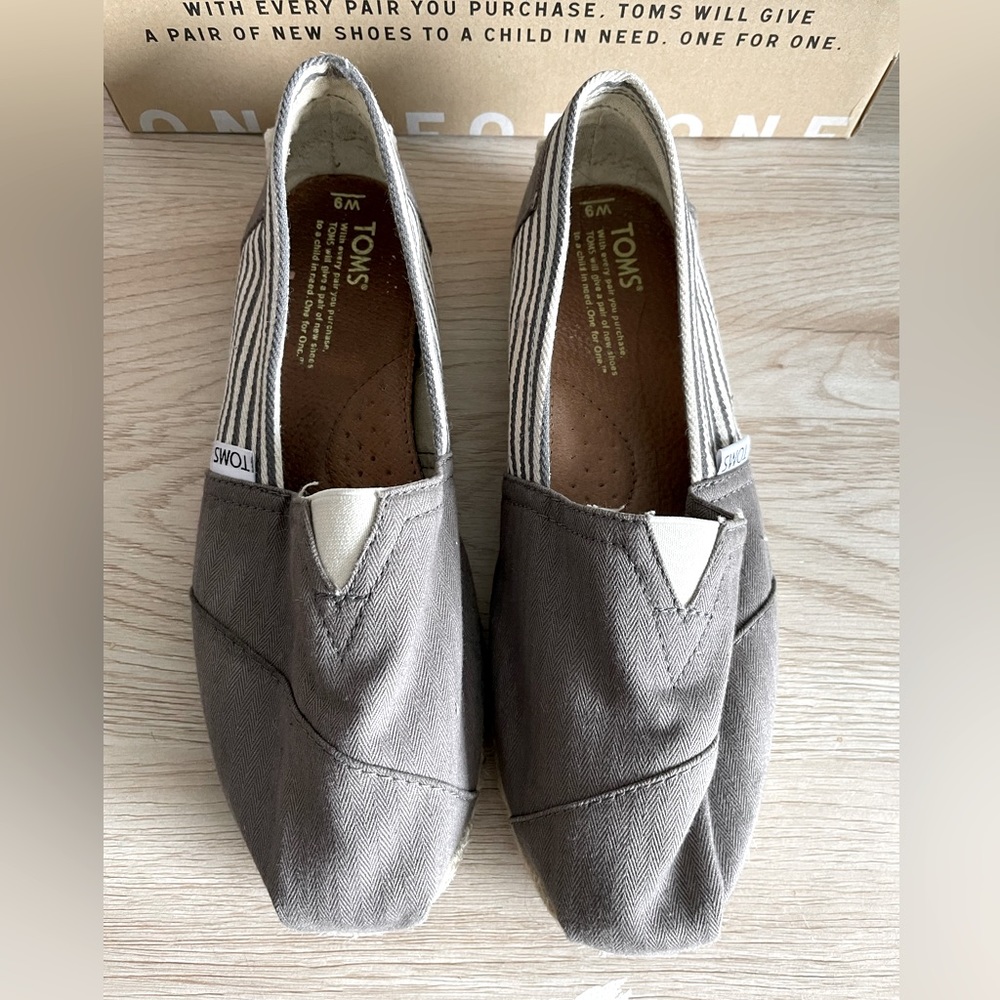 Gray and White Women’s Toms